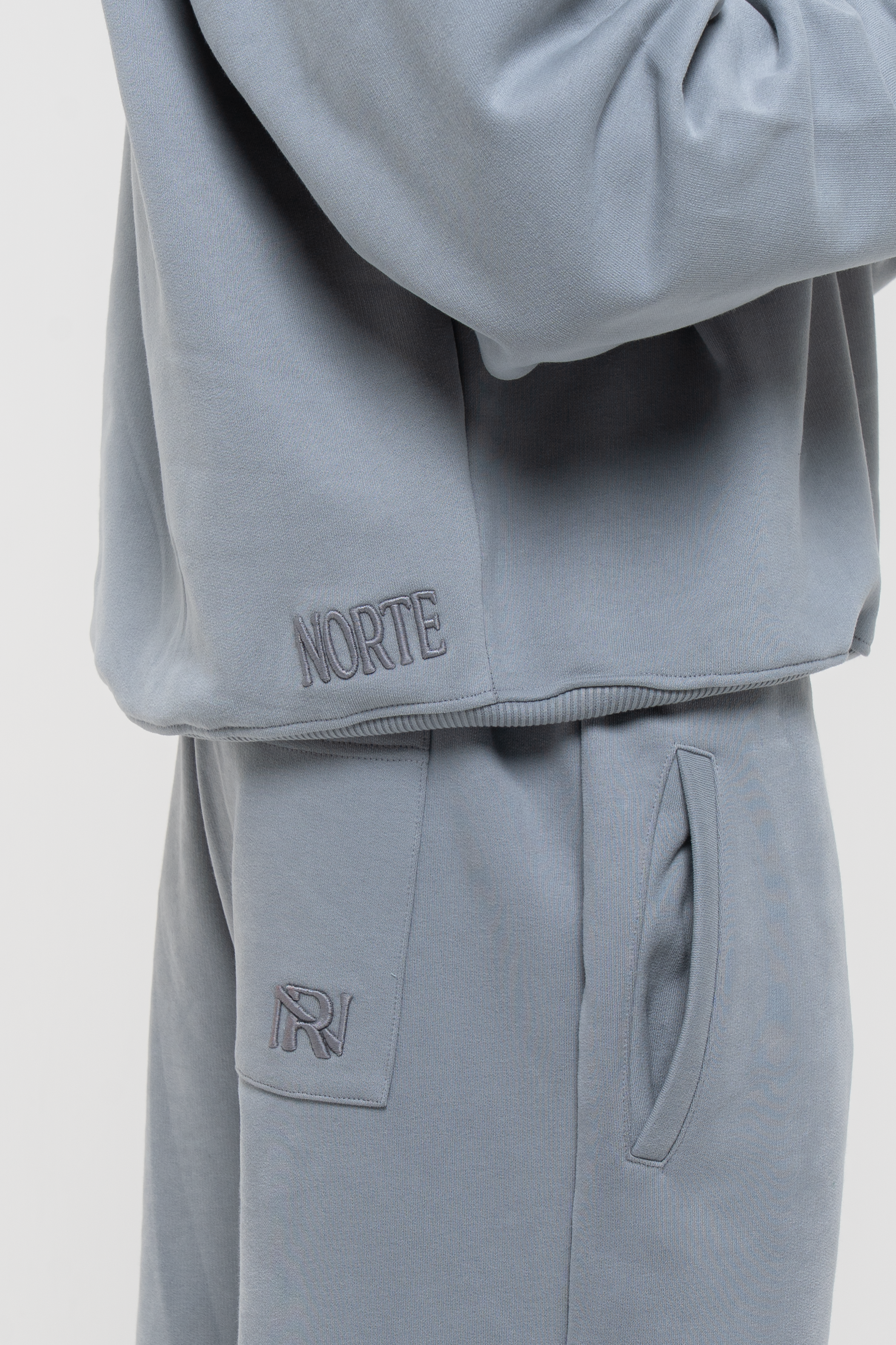 Core Sweater - Ultimate Grey